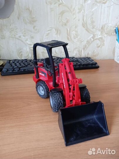 Трактор игрушка