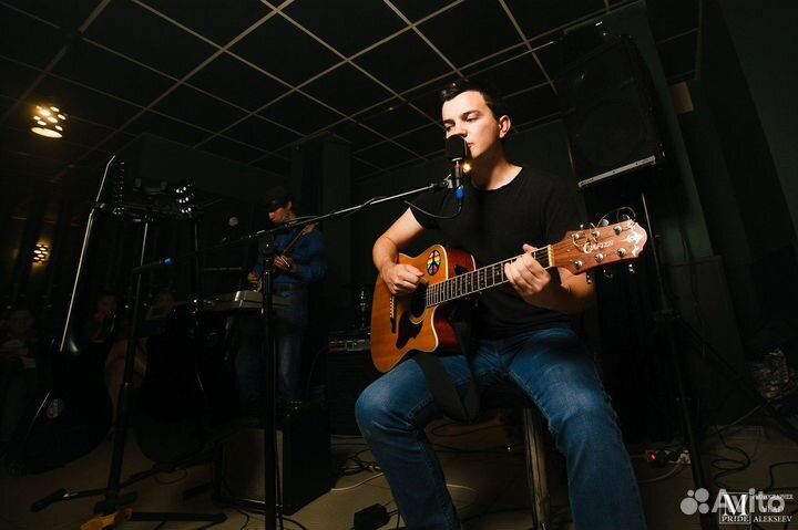Поющий гитарист на мероприятие