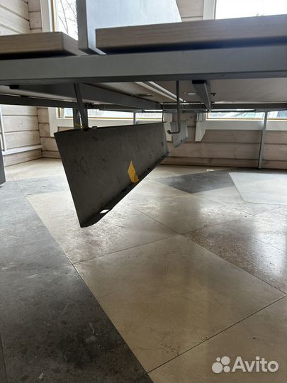 Офисный стол с перегородкой