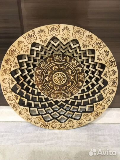 Тарелка деревянная резная