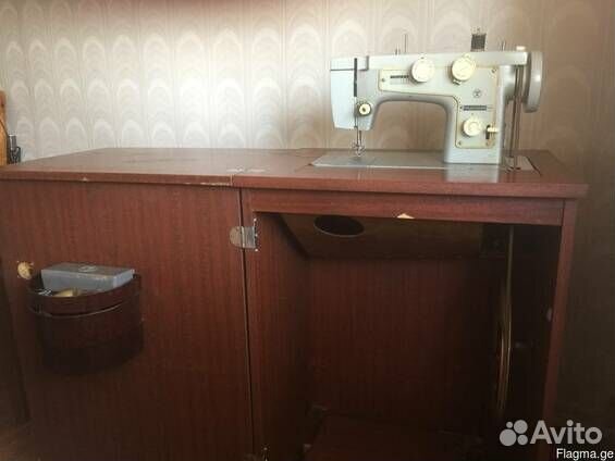 Швейная машинка с тумбой