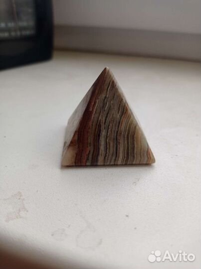 Пирамидка нат. камень