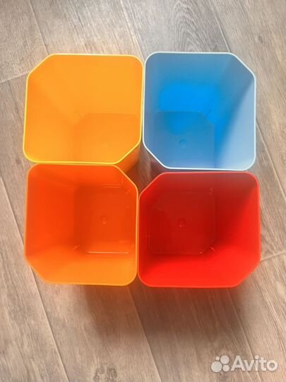 Набор цветных контейнеров