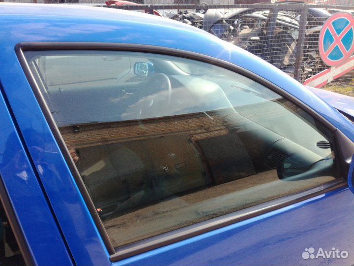 Стекло дверное переднее правое Volkswagen Golf 4
