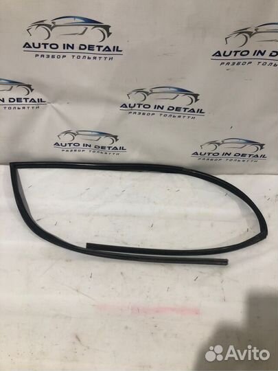 Уплотнитель стекла двери передний правый mitsubish
