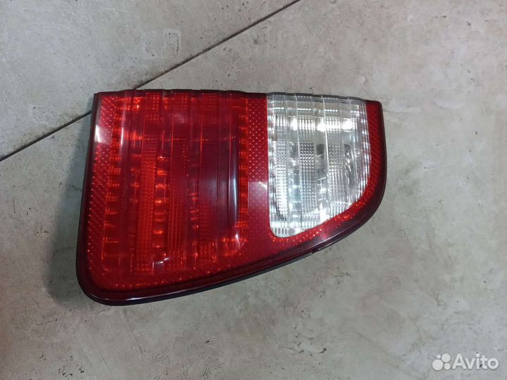 Фонарь задний внутренний левый Lexus LX 470