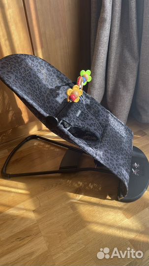 Кресло шезлонг babybjorn сетка с игрушкой