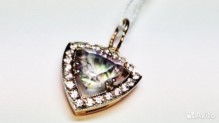 Золотая подвеска с камнем