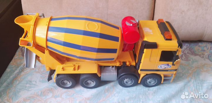 Машина внедорожник и бетономешалка
