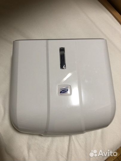 Диспенсер для полотенец лист Luscan Professional