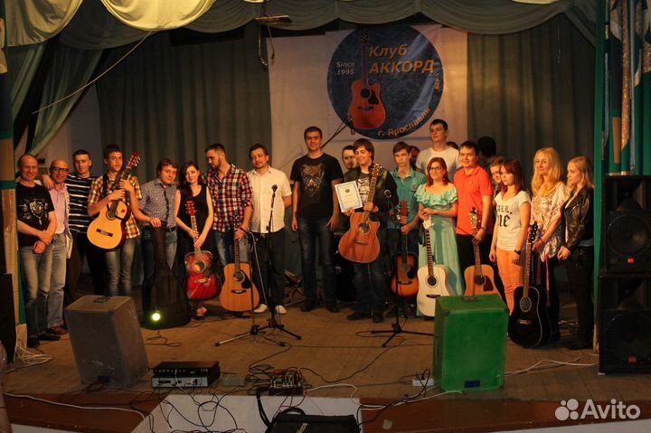 Акустическая и электрогитара.