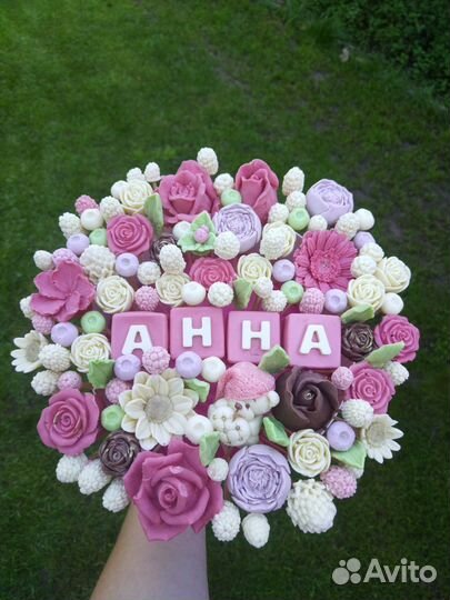 Букеты из шоколада в шляпных коробках