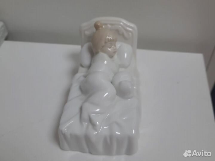 Статуэтка фарфор девочка с котом