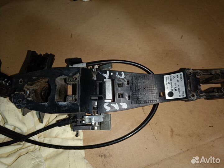 Скелет ручки двери наружной передней левой Ленд Ро