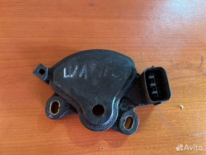 Коммутатор зажигания Mitsubishi Chariot N94W 4G64