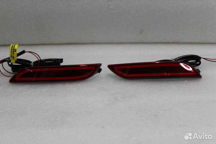 Стопы дополнительные Camry V70 красные