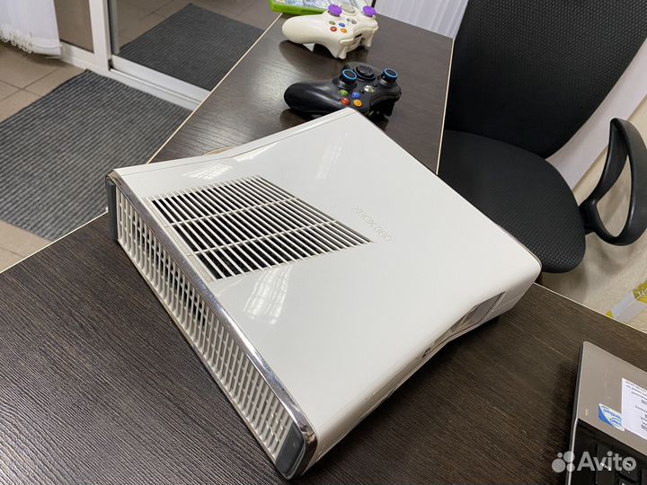 Xbox 360 Slim 2 джоя + 2 диска под восстановление