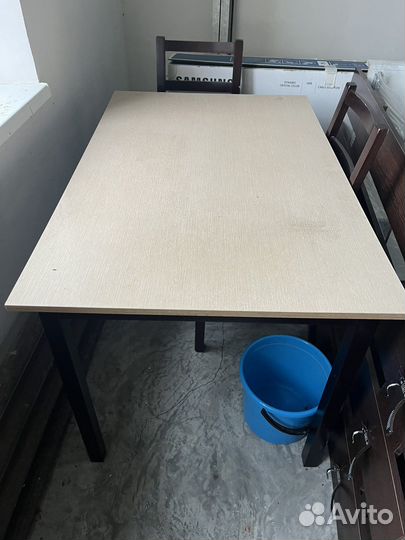 Стол и стулья