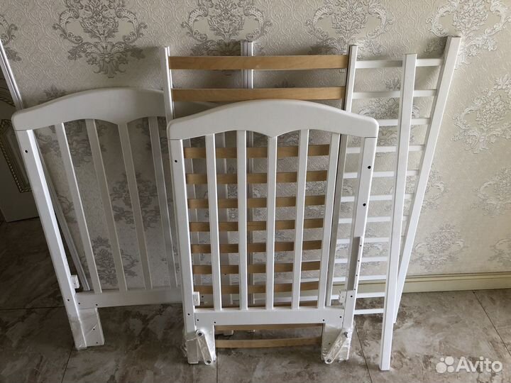 Детская кроватка с маятником и ящиком