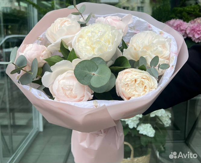 Букет из белых пионов с эвкалиптом