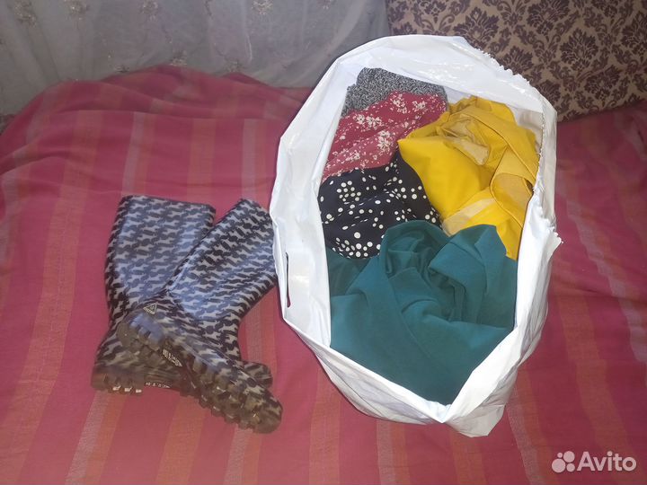 Пакет женских вещей 52 и резиновые сапоги 40