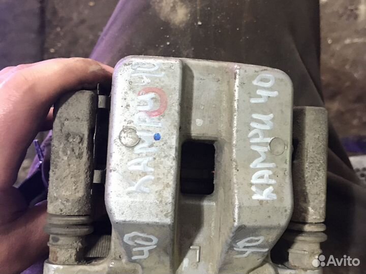 Задний левый суппорт тойота Камри v40