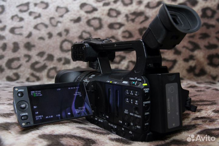 Профессиональная видеокамера Canon XF100