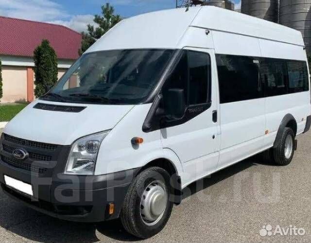 Водитель на Ford Transit в гостиничный комплекс