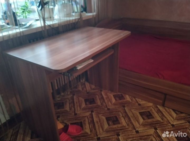 Кровать и стол для школьника