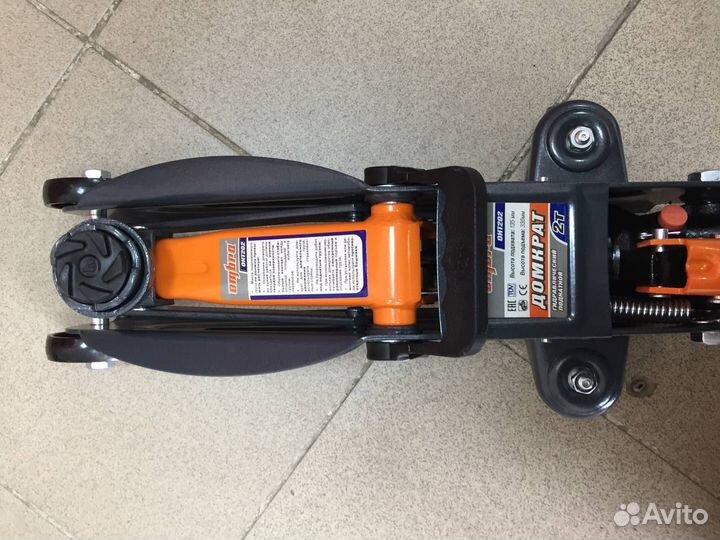 Домкрат подкатной в кейсе 2 т., 135-330 мм Ombra