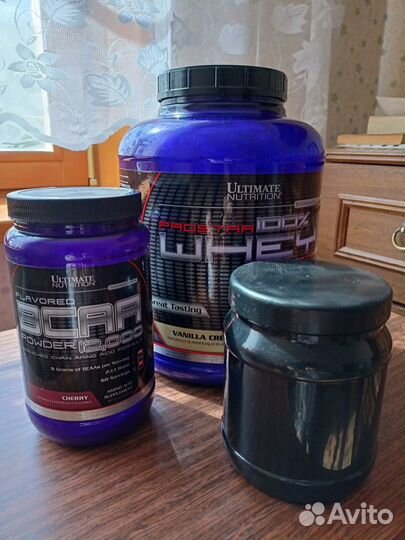 Пластиковые и стеклянные банки с крышками