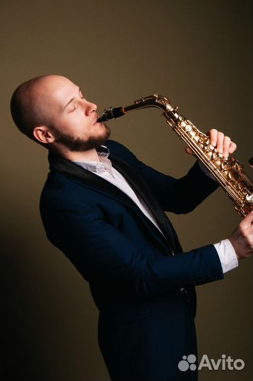 Саксофонист на праздник