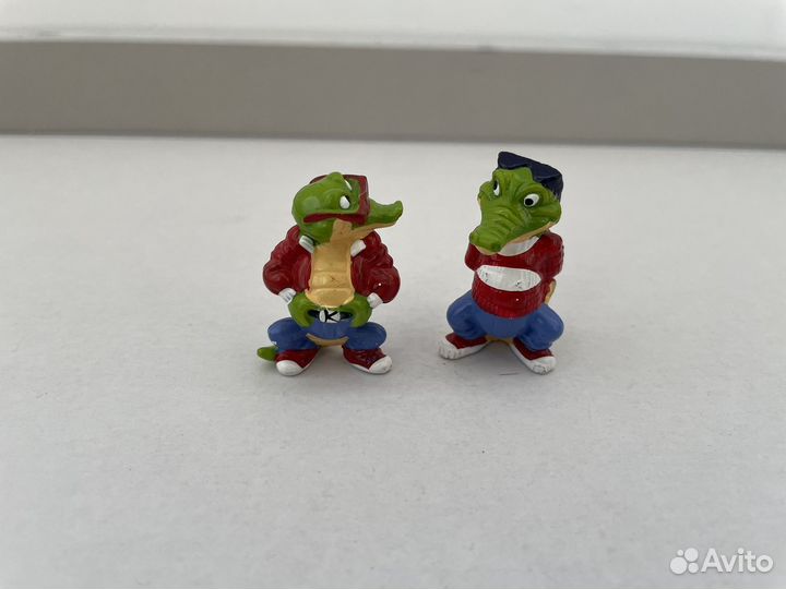 Игрушки киндер крокодилы, гномы, бегемоты, смурфик