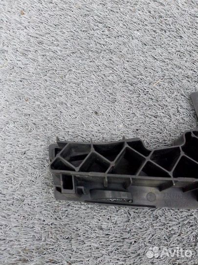 Кронштейн решетки радиатора левый Mercedes Glk