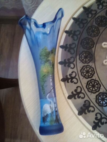 Старинная ваза из голубого стекла