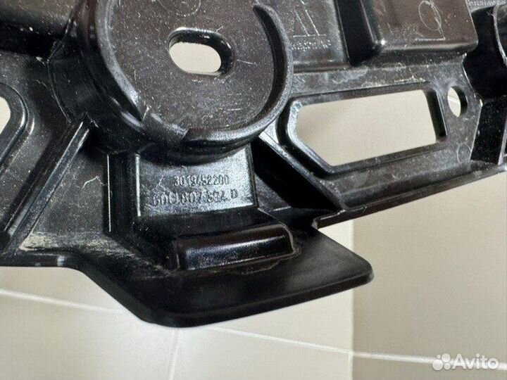 Направляющая бампера задняя правая Skoda Rapid 2