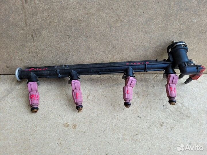 Рампа топливная с форсунками Ford Fiesta DX 1.3