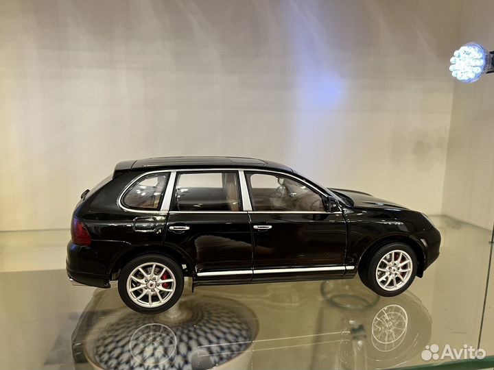 1/18 Porsche Cayenne autoart black