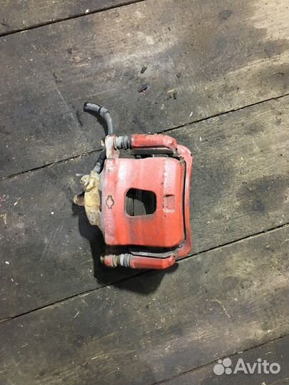 Суппорт тормозной передний левый Nissan Bluebird