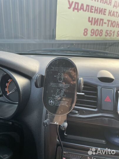 Беспроводная зарядка в автомобиль