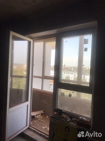 Пластиковая балконная дверь с окном