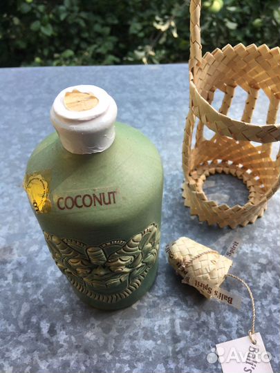 Сувенирная бутыль в корзиночке Бали