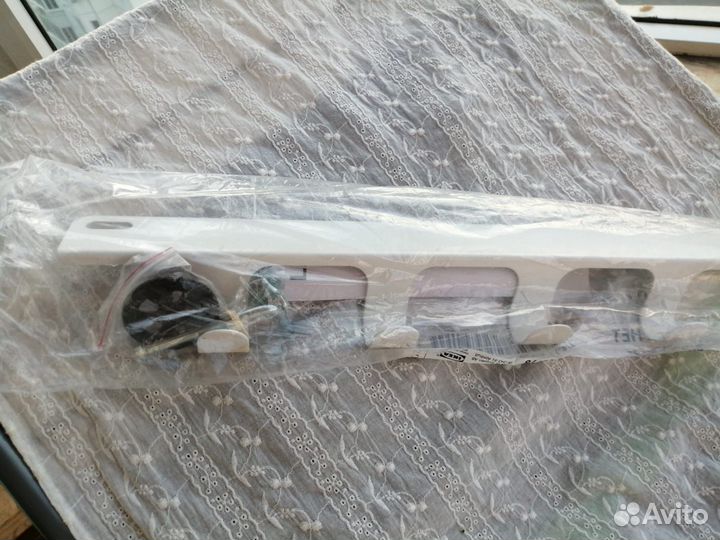 Вешалка белая маленькая