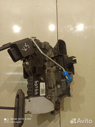 Замок двери (передний, левый) (Kia K5 III)