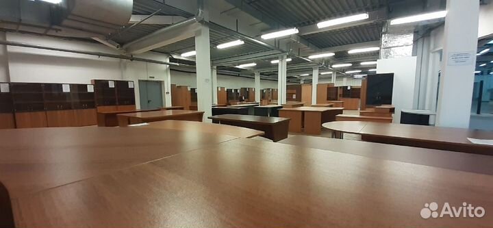Много офисной мебели Б.У. на 600м2
