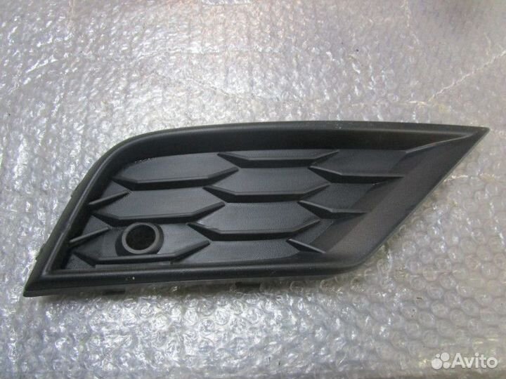 Решетка в бампер правая VW Tiguan 2017 (5NA853666A