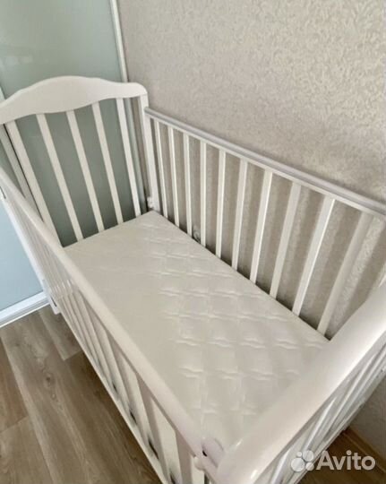 Кровать детская с маятником, матрасом и бортиками