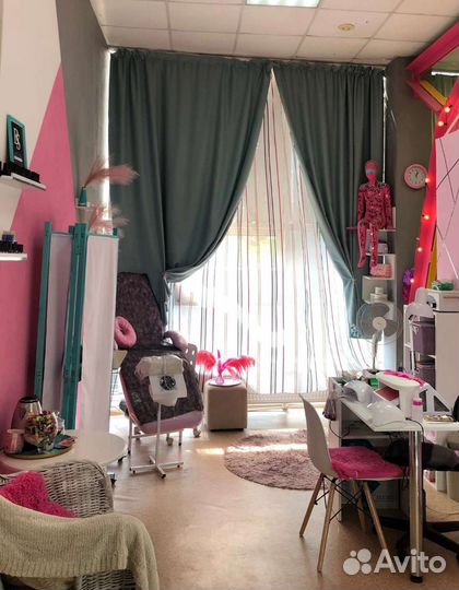 Маникюр и оформление бровей