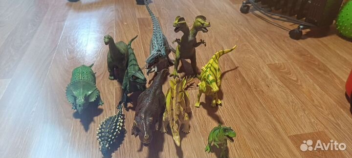 Фигурки динозавров