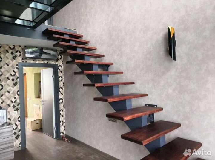 Лестница на второй этаж на косоуре под ключ